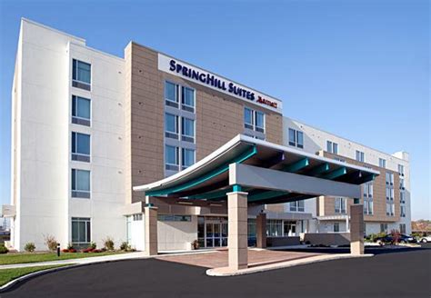philly airport hotels free parking.